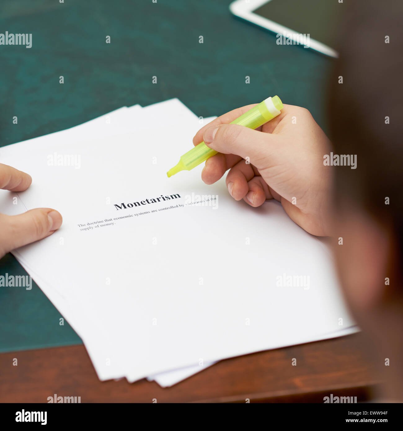 Markieren von Wörtern in der Definition eines Monetarismus Stockfoto