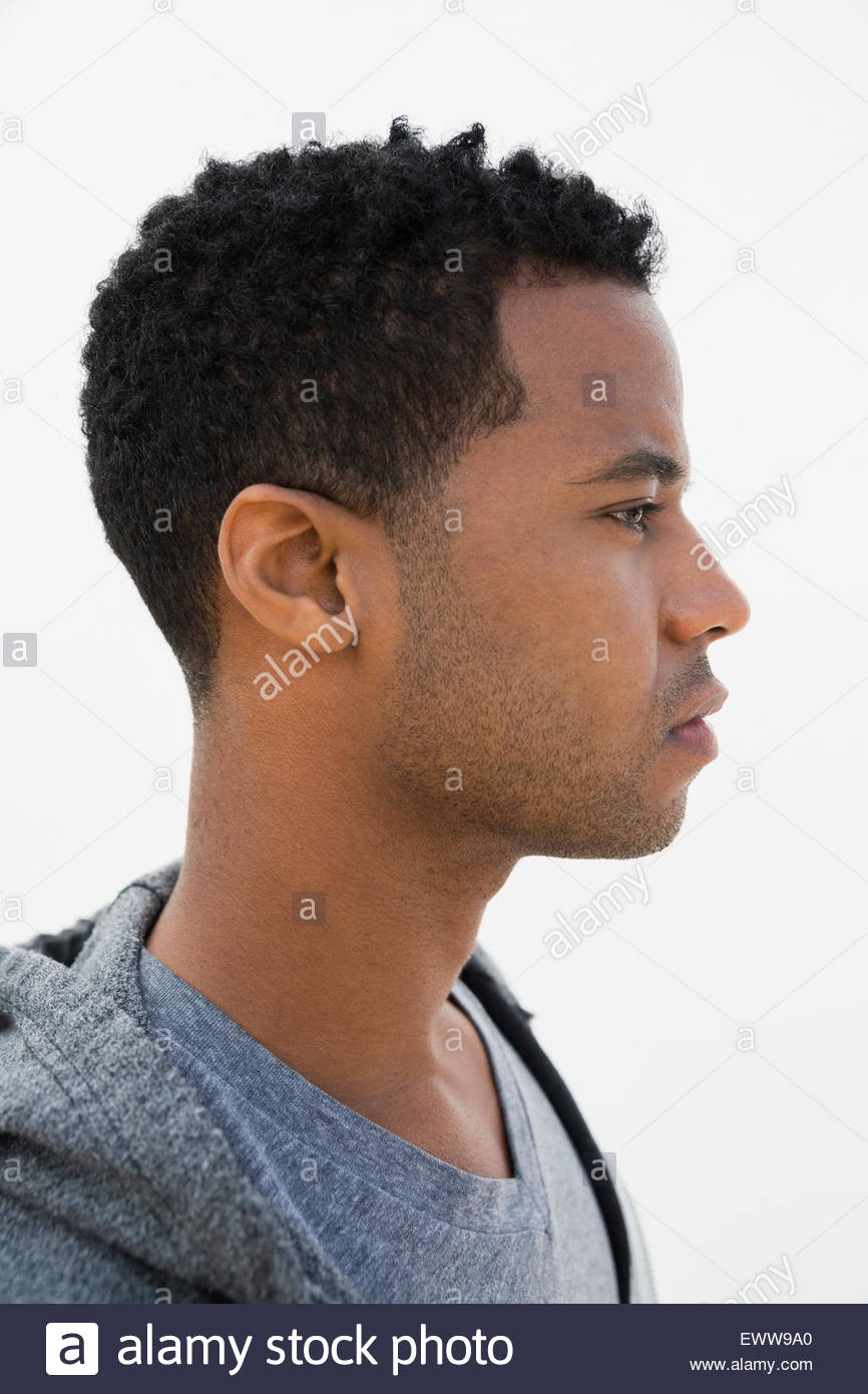 Nahaufnahme Profil Porträt ernster Mann schwarze Haare Stockfoto