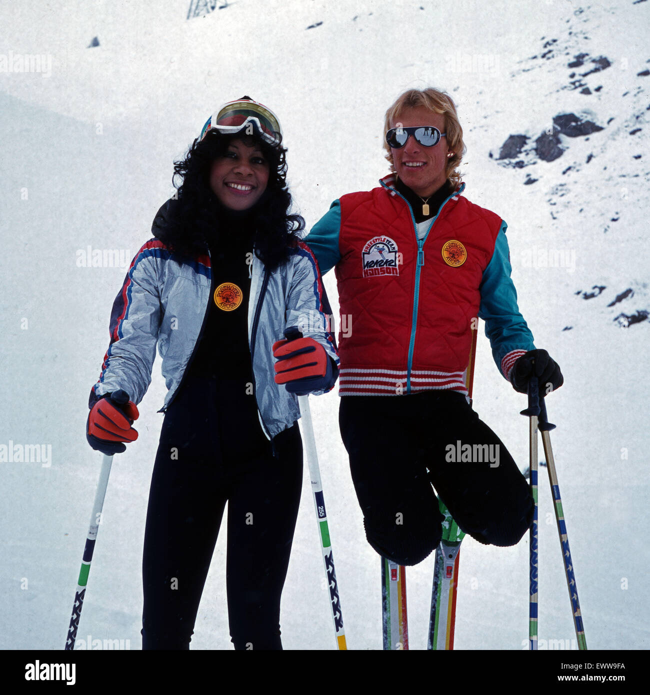 Disco kanadische Sängerin Claudja Barry beim Skifahren, Deutschland 1970er Jahre. Kanadische disco Sänger Claudja Barry Skifahren, Deutschland 1970. 6x6 Dia 115 Stockfoto