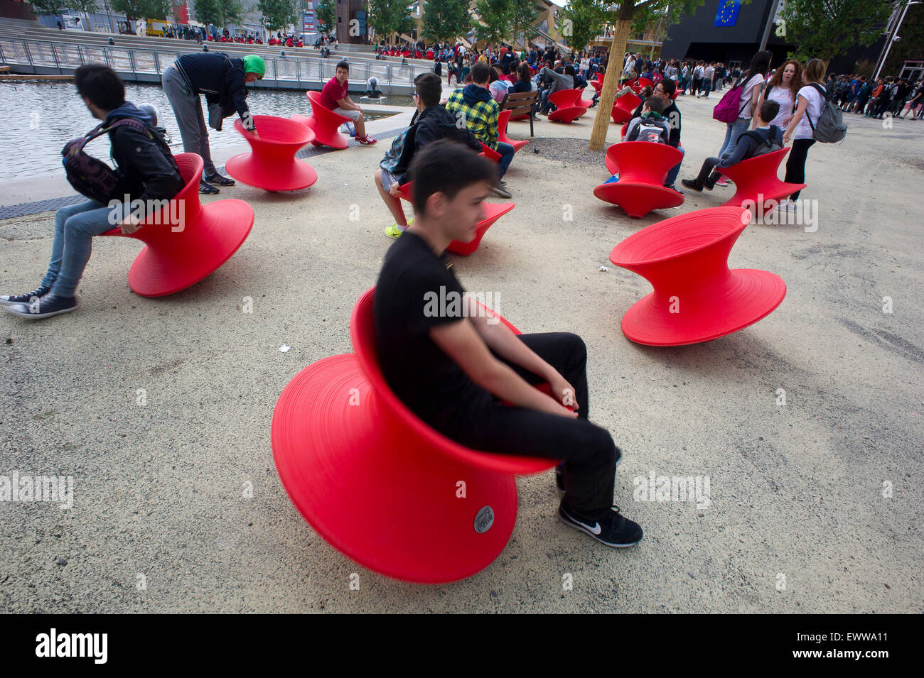 Italien, Mailand, Expo 2015, vor dem Baum des Lebens Stühle runden unterhalten die Kinder. Stockfoto