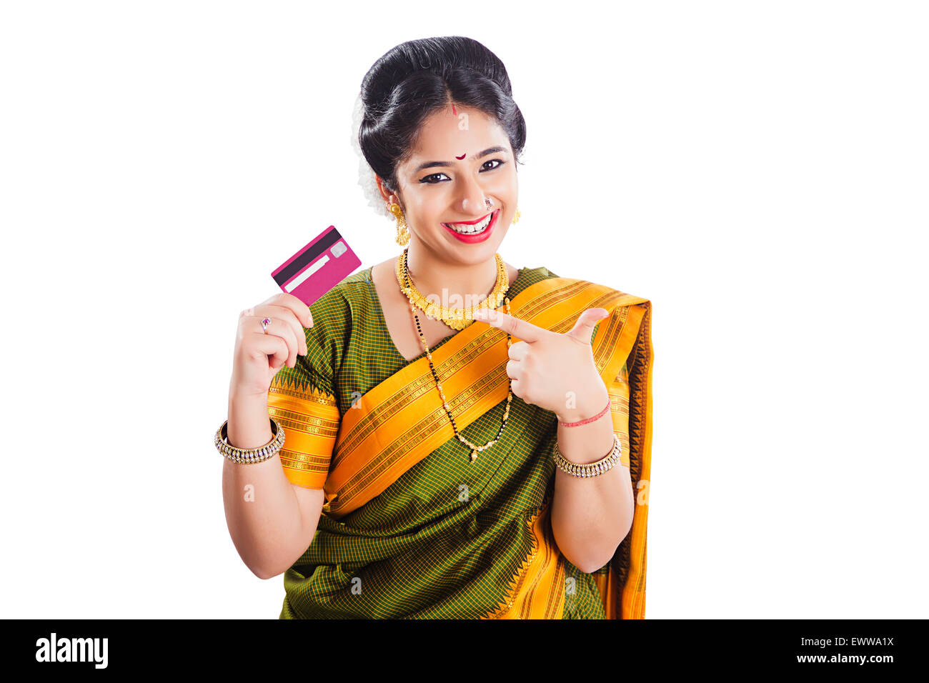 1 indische Marathi Frau Kreditkarte zeigen Stockfoto