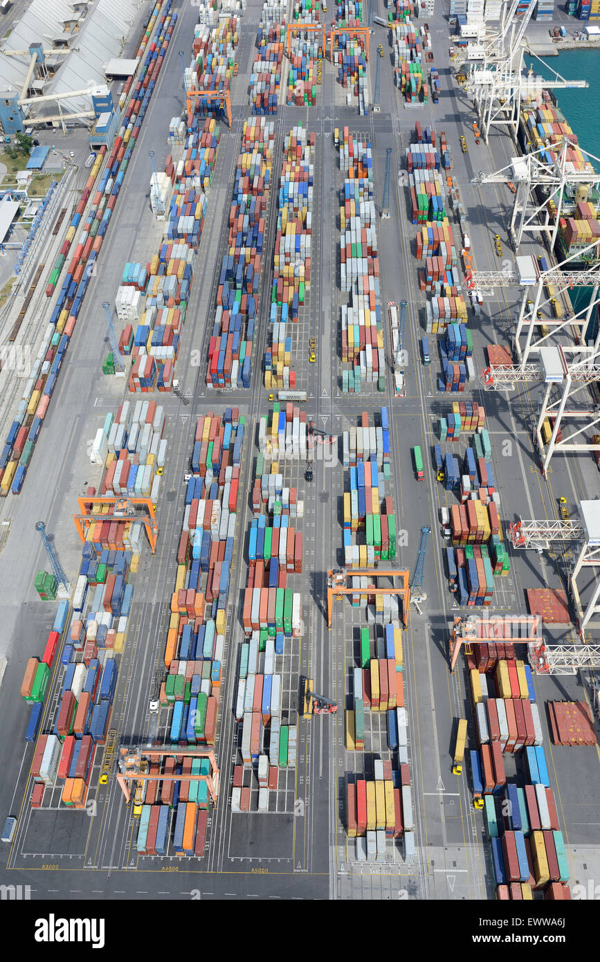 LUFTAUFNAHME. Bunte Container, die vorübergehend auf einem Kai gelagert werden. Hafen von Koper, Slowenien. Stockfoto
