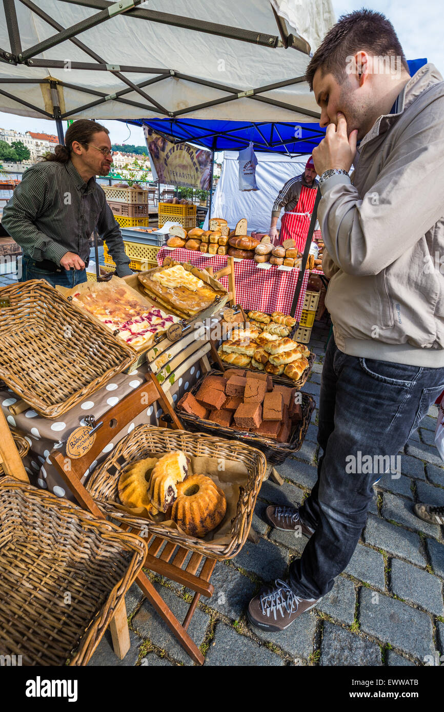 Prager Straße Markt am Ufer der Moldau, Prag, Tschechische Republik, Europa Stockfoto