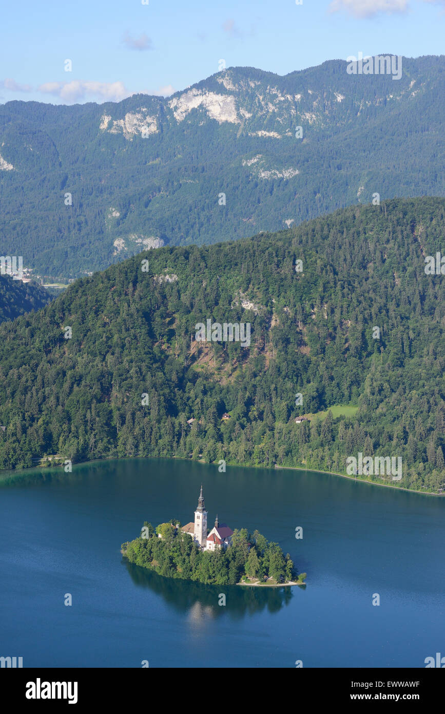 LUFTAUFNAHME. Die Insel Bled am Bleder See, von Osten aus gesehen, mit den Julischen Alpen als Hintergrund. Bled, Oberkrain, Slowenien. Stockfoto