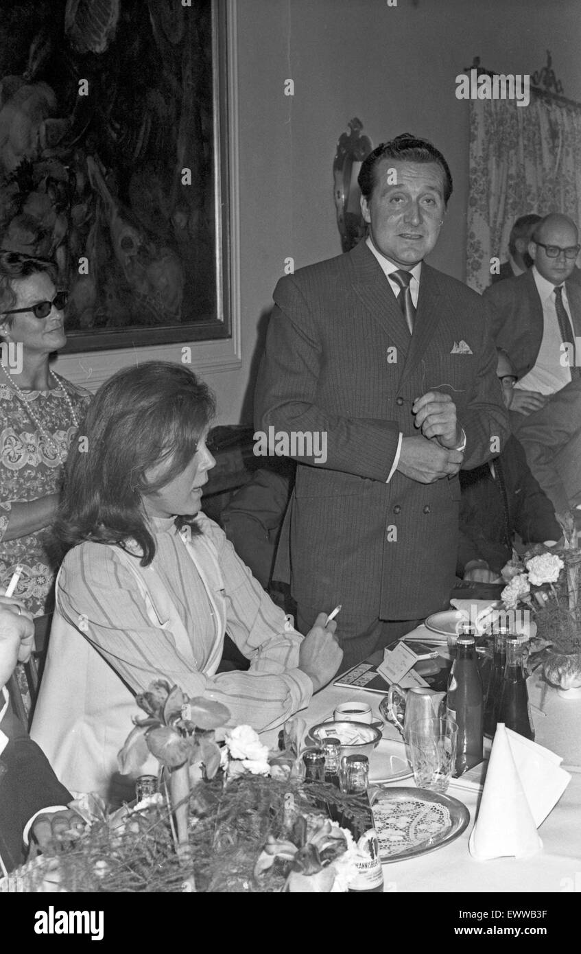 Diana Rigg Und Patrick MacNee, 1960er Jahre Deutschland. Diana Rigg und Patrick MacNee, Deutschland der 1960er Jahre. 24x36Neg174 Stockfoto