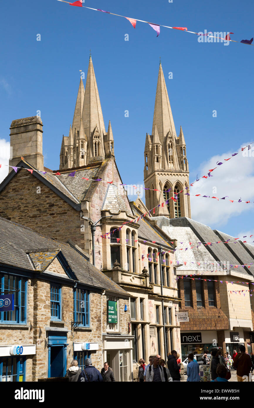 Türme der Kathedrale erheben sich über der historischen Stadt Zentrum Gebäude, Truro, Cornwall, England, UK Stockfoto