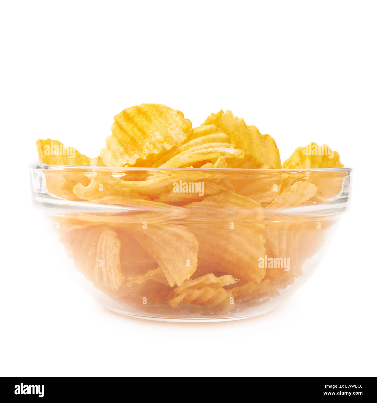 Mehreren Kartoffelchips in eine Glasschüssel Stockfoto