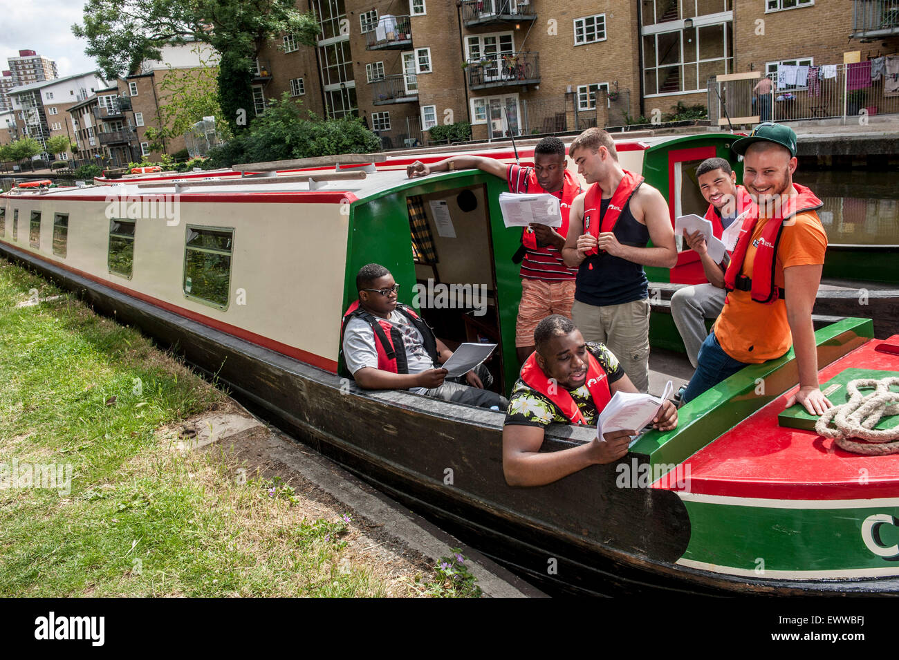 "Stratford, Stratford". Darstellende Kunst und Medien-Studenten der Chobham Akademie begeben Sie sich auf 8 Tage Kanal Reise hackney wick Stockfoto