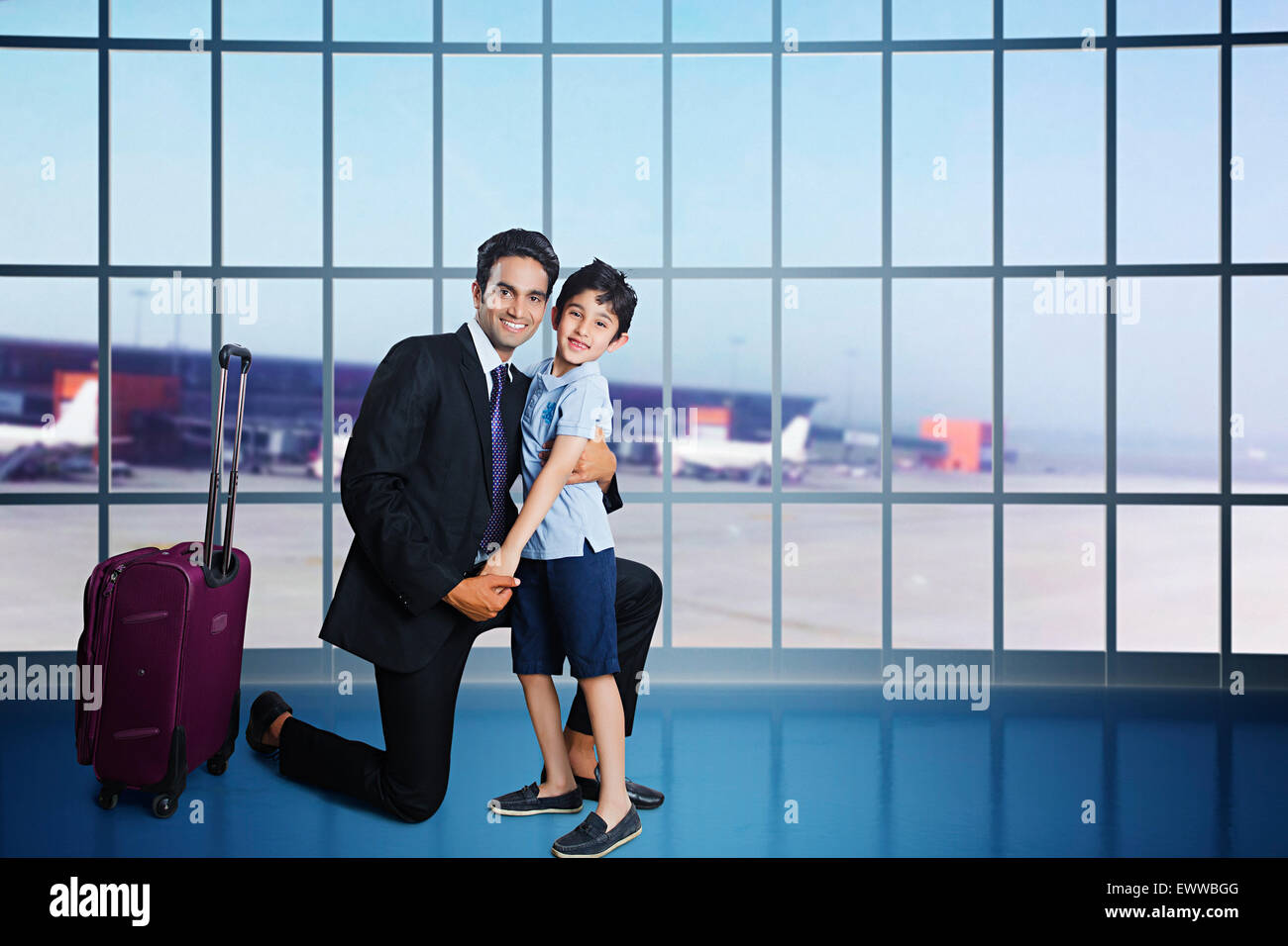 indische Vater und Sohn-Hugging-Flughafen Stockfoto