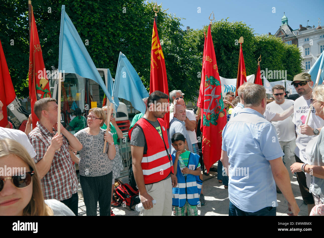 Kopenhagen, Dänemark. 1. Juli 2015. Der dänische Arbeitsmarkt-Modell und der dänische Verband der Gewerkschaften (LO) gewann heute Nachmittag in der dänischen Arbeitsgericht in Kopenhagen. Ryanair hat kürzlich Basis in Kopenhagen wird dänische arbeitsrechtlichen Gesetzen regiert und Arbeitskampfmaßnahmen der Gewerkschaften ergriffen werden können. Die Menschenmenge vor dem Arbeitsgericht Gebäude ist gespannt auf die Entscheidung des Gerichts zu hören. Bildnachweis: Niels Quist/Alamy Live-Nachrichten Stockfoto