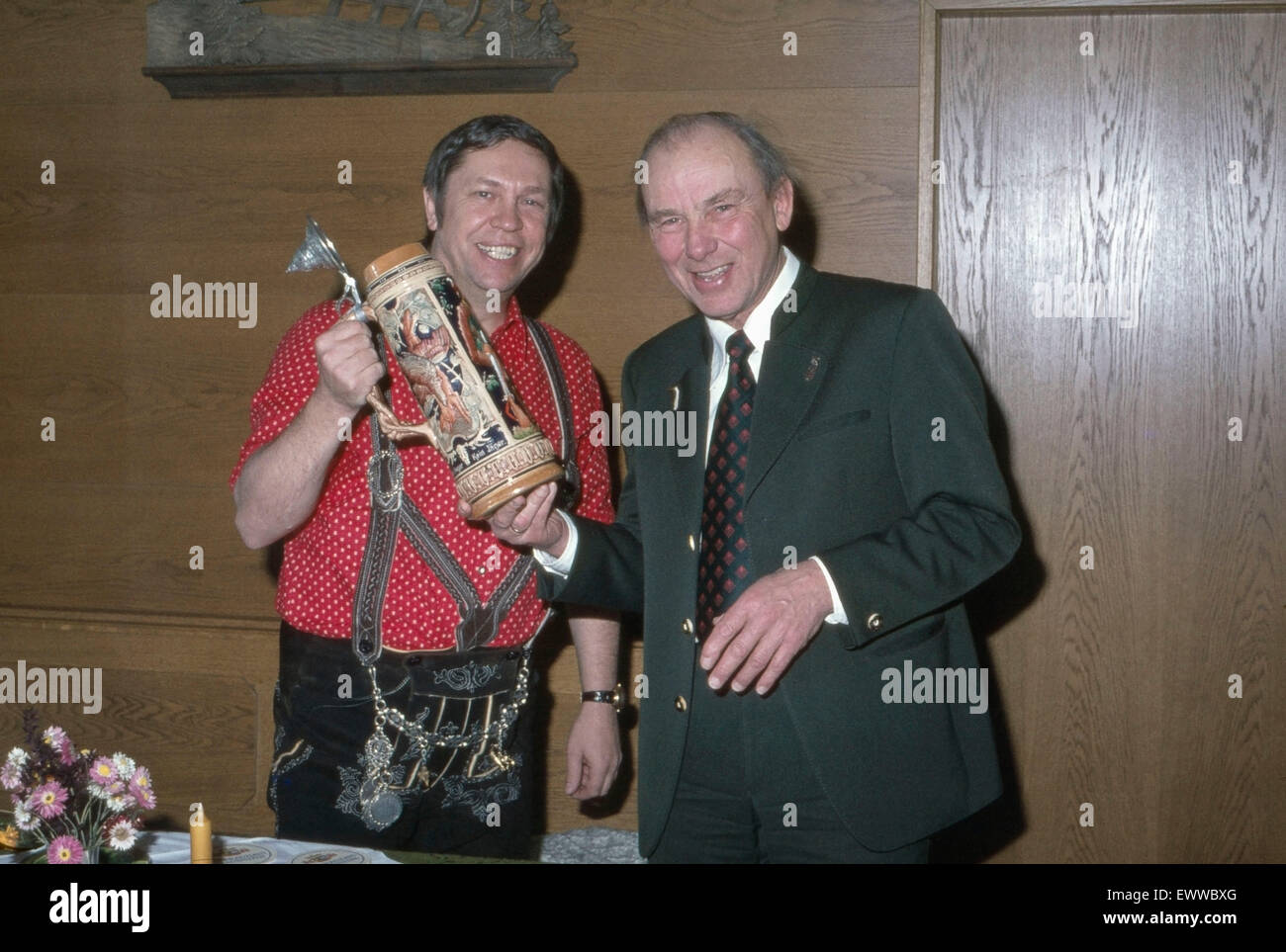 Der Volkssänger Franzl Lang Zu Gast Beim Trachtenverein Feldwies in Übersee, 1970er Jahre Deutschland. Deutsche Folk-Sängerin Fanzl Lang besucht Tracht Gruppe Trachtenverein Feldwies im Dorf Uebersee, Deutschland der 1970er Jahre. 24x36Dia5 Stockfoto