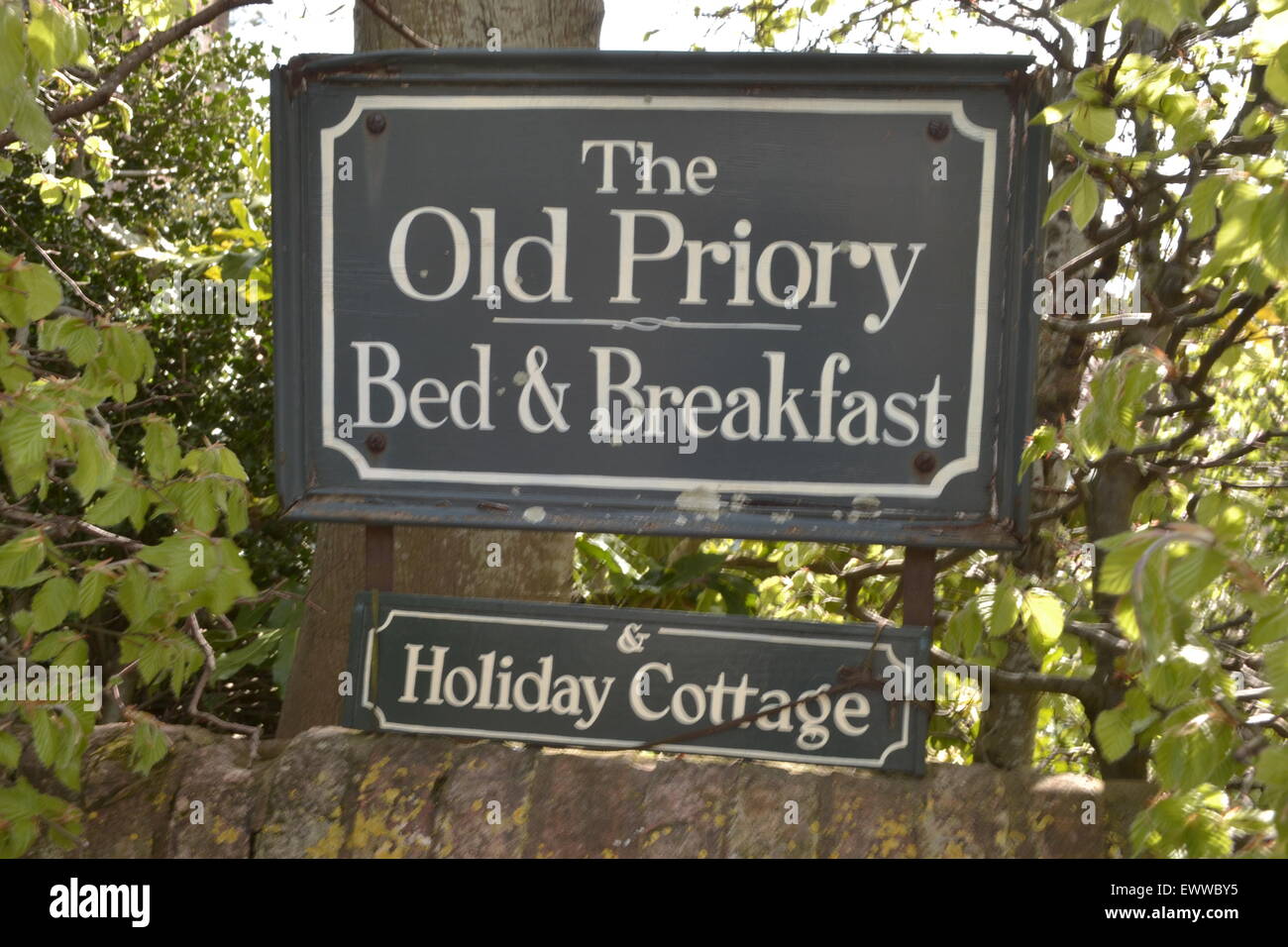 Ein Zeichen für die alten Priorat Bed and Breakfast. Stockfoto