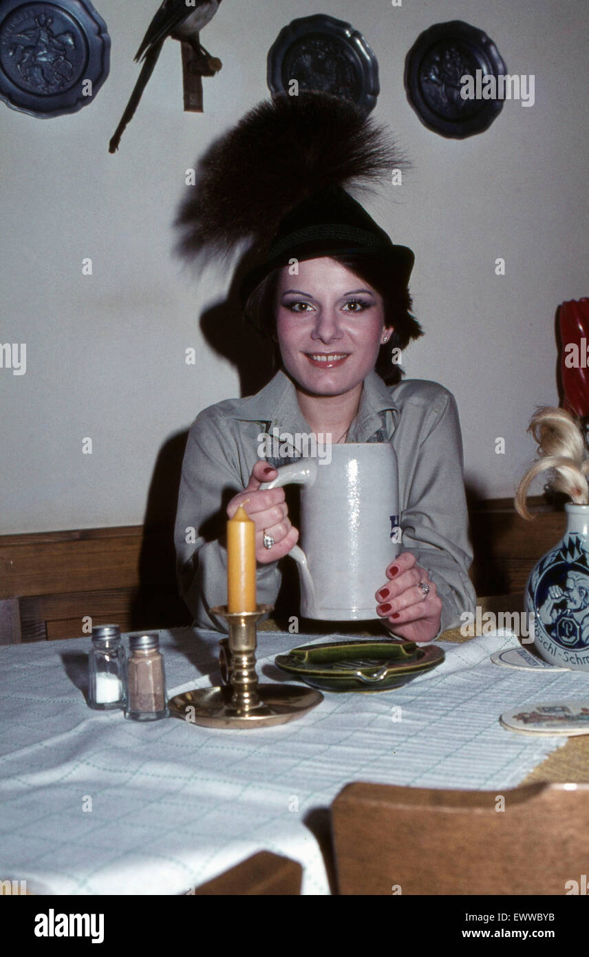 Schlagersängerin Marianne Rosenberg zu Gast beim Trachtenverein Feldwies in Übersee, Deutschland 1970er Jahre. Deutsche Schlager Sängerin Marianne Rosenberg Besuche lokaler Kostüm Gruppe Trachtenverein Feldwies am Dorf Uebersee, Deutschland 1970. 24 x 36 Dia 7. Stockfoto