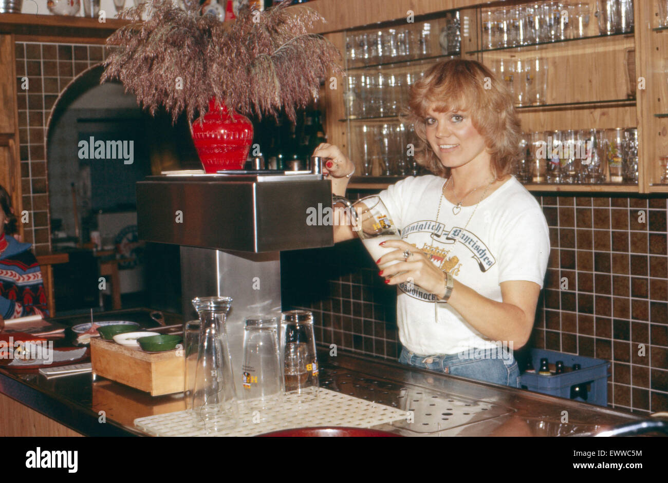 Deutsche Fictitious character Christiane Rücker zapft Bier eine einer ...