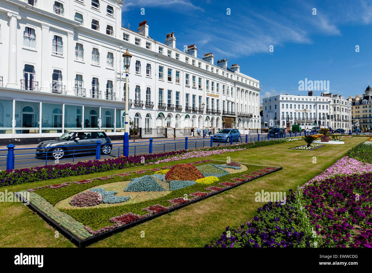 Schöne Gärten und Hotels am Meer, Eastbourne, Sussex, UK Stockfoto