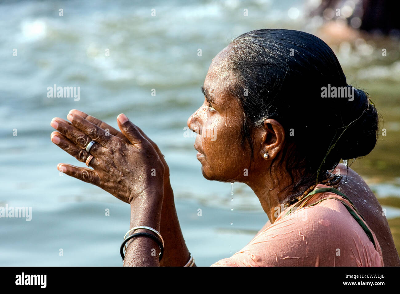 Hinduistische Frau im Heiligen eingetaucht, sondern verunreinigt, das Gangeswasser, betet, Gebet, Beten, in Richtung der Sonne in einem Baden Ghat. Die Kultur von Varanasi i Stockfoto