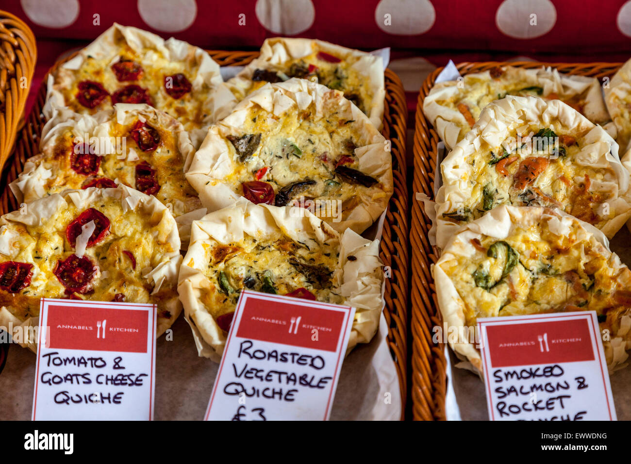 Hausgemachte Quiches zum Verkauf auf dem Lebensmittelmarkt Lewes, statt jeden Freitag In der Kreisstadt von Lewes, Sussex, UK Stockfoto