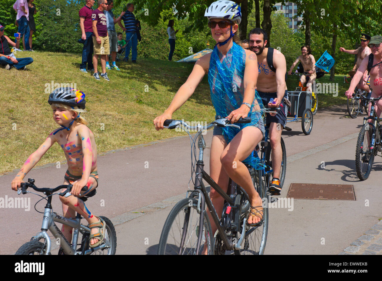 Teilnehmer An Der Bristol UK Welt Naked Bike Ride Juni Schlosspark Vorbei