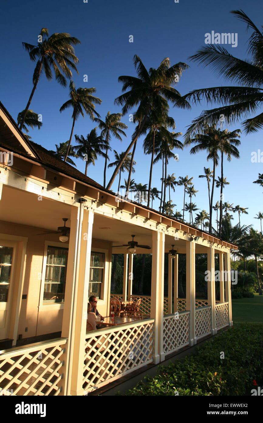 Die Gäste sitzen auf der Terrasse der Waimea Brewing Company befindet sich in einer ehemaligen Palmenplantage auf der Insel Kauai. Stockfoto