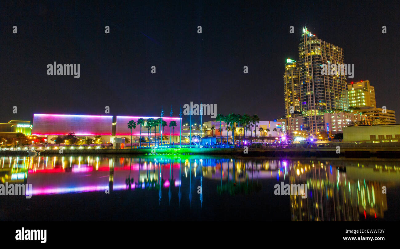 20. Februar 2015 - TAMPA, FLORIDA: The City of Tampa wird überflutet Farbe während die Lichter auf Tampa 2015-Kunst-Festival. Stockfoto