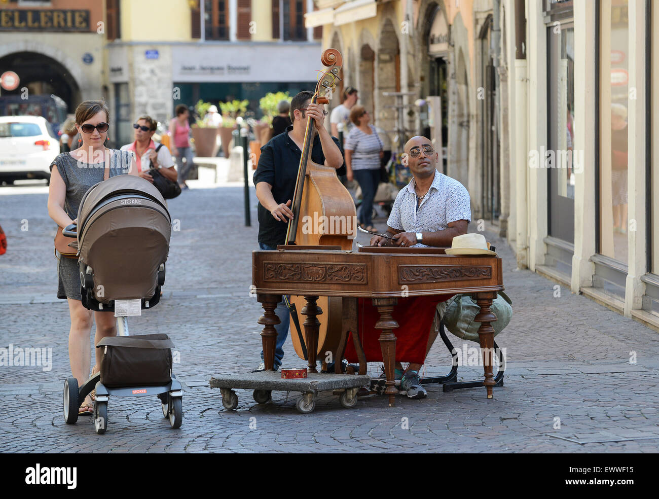 Busker Buskers mit Kontrabass und Klavier Straßenmusik in Annecy, Frankreich Stockfoto
