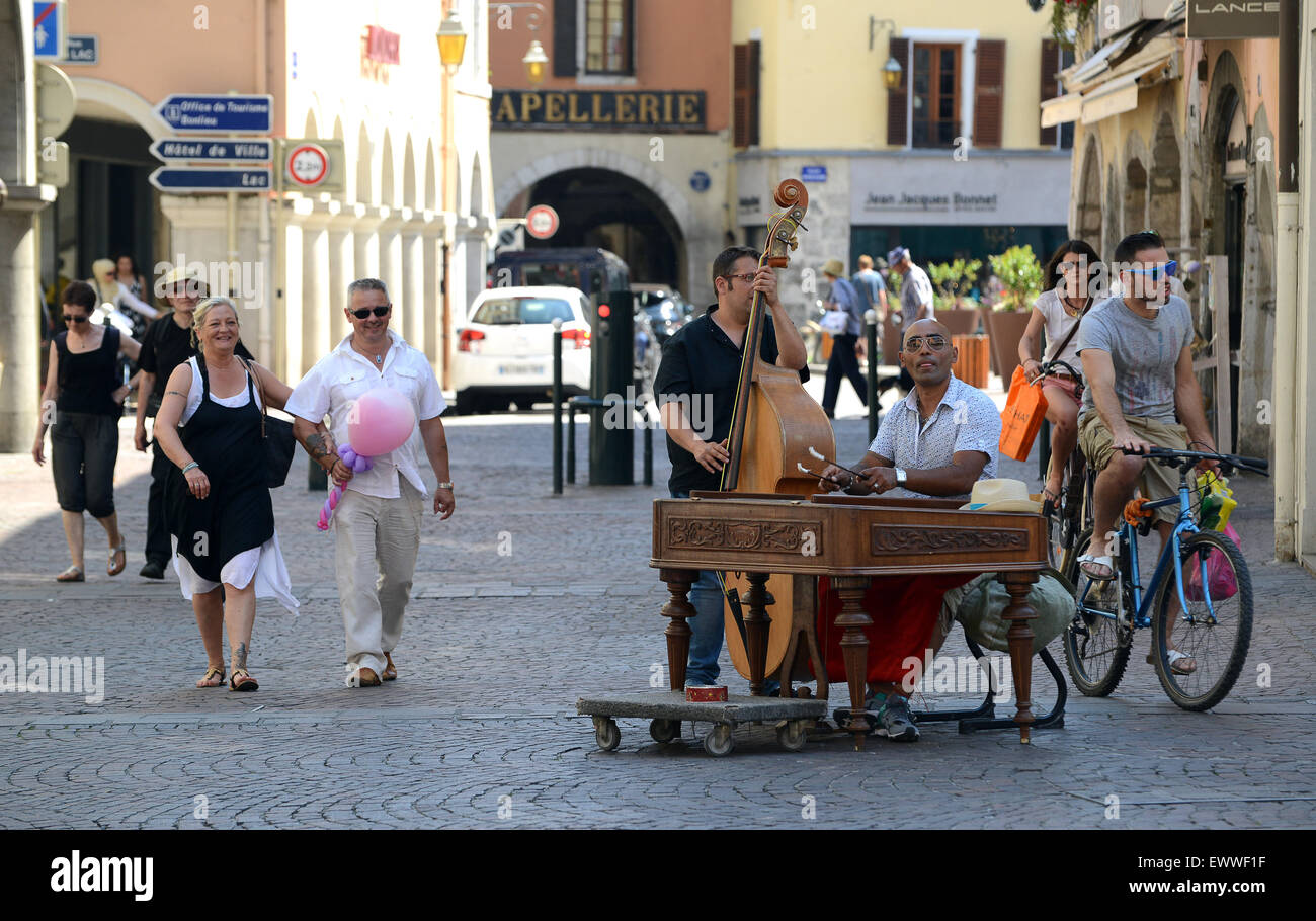 Busker Buskers mit Kontrabass und Klavier Straßenmusik in Annecy, Frankreich Stockfoto