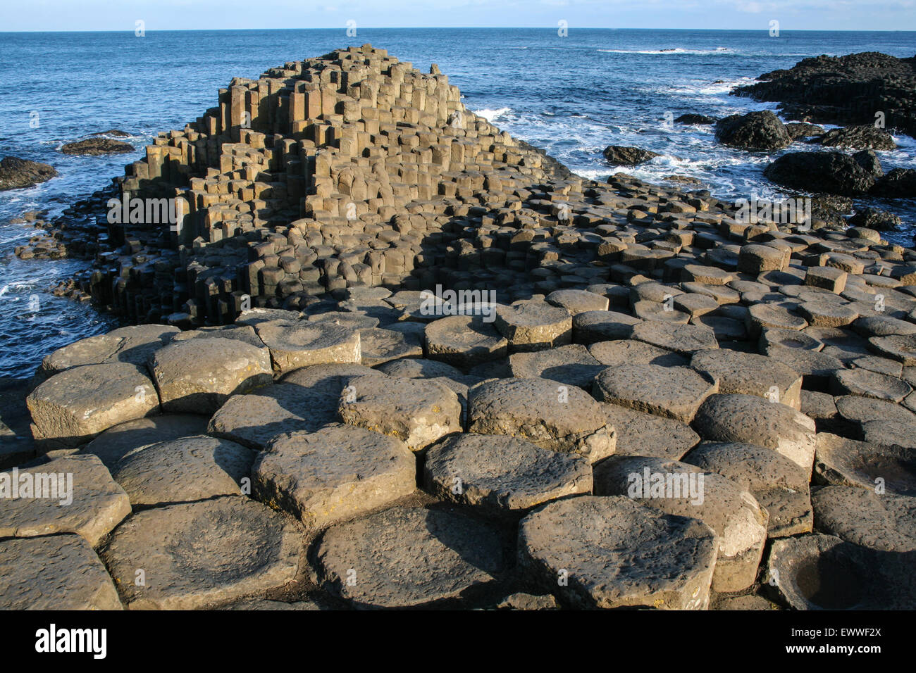 Die Mondlandschaft des Giant's Causeway. Die Causway ist eine geologische Freak, verursacht durch Vulkanausbrüche und abkühlenden Lava r Stockfoto