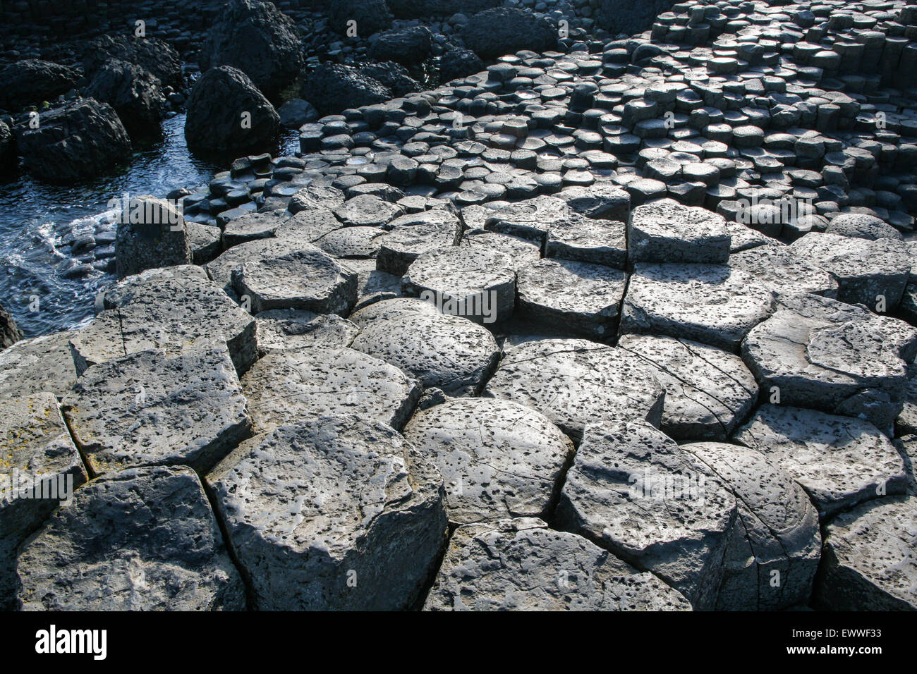 Die Mondlandschaft des Giant's Causeway. Die Causway ist eine geologische Freak, verursacht durch Vulkanausbrüche und abkühlenden Lava r Stockfoto