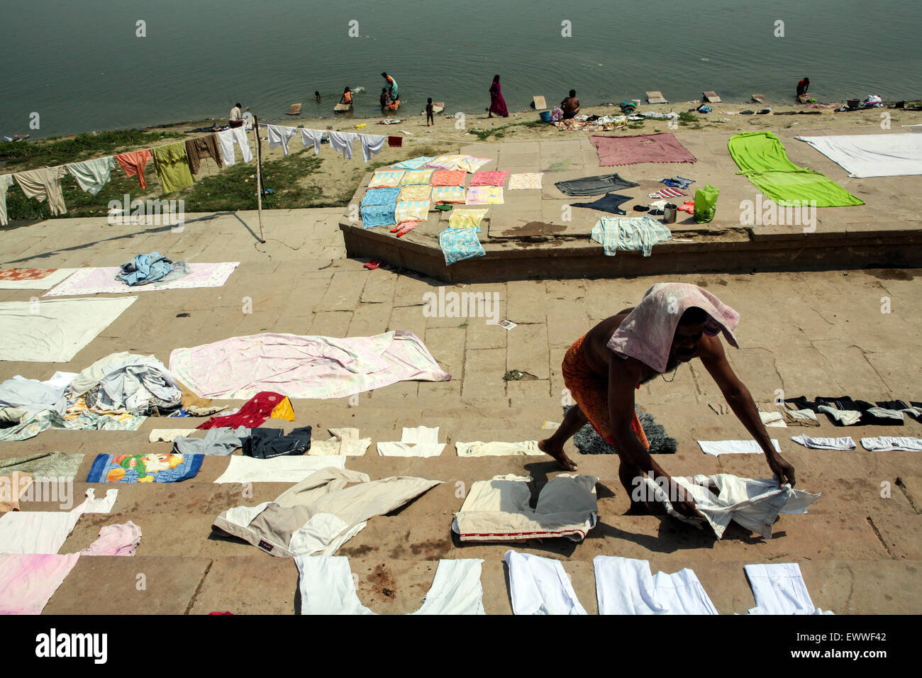 Sie waschen, Wäsche, Kleidung, in der Sonne auf dem Baden ghats zu trocknen, auf den Steinen, am Rand des Heiligen, verschmutzt, Fluss, Ganges gewaschen, Stockfoto