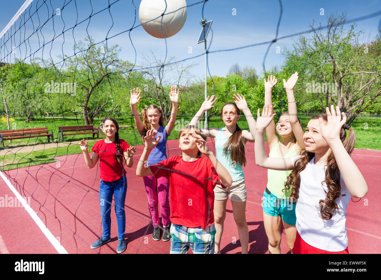 Gruppe der Teenager spielt Volleyball in der Nähe von im Netz Stockfoto