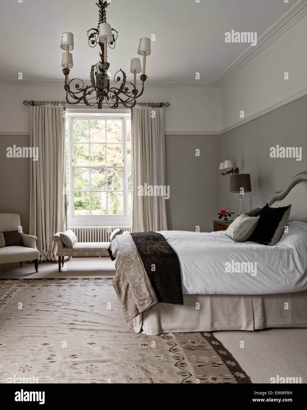 Elegantes Schlafzimmer in Pale Nussbaum von Dulux mit einer Aubusson Teppich gemalt. Die Vorhänge sind in Abt und Boyds Lins Brodes Stockfoto
