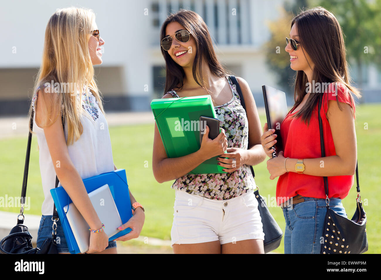 Porträt der hübsche Studentin Mädchen, die Spaß am campus Stockfoto