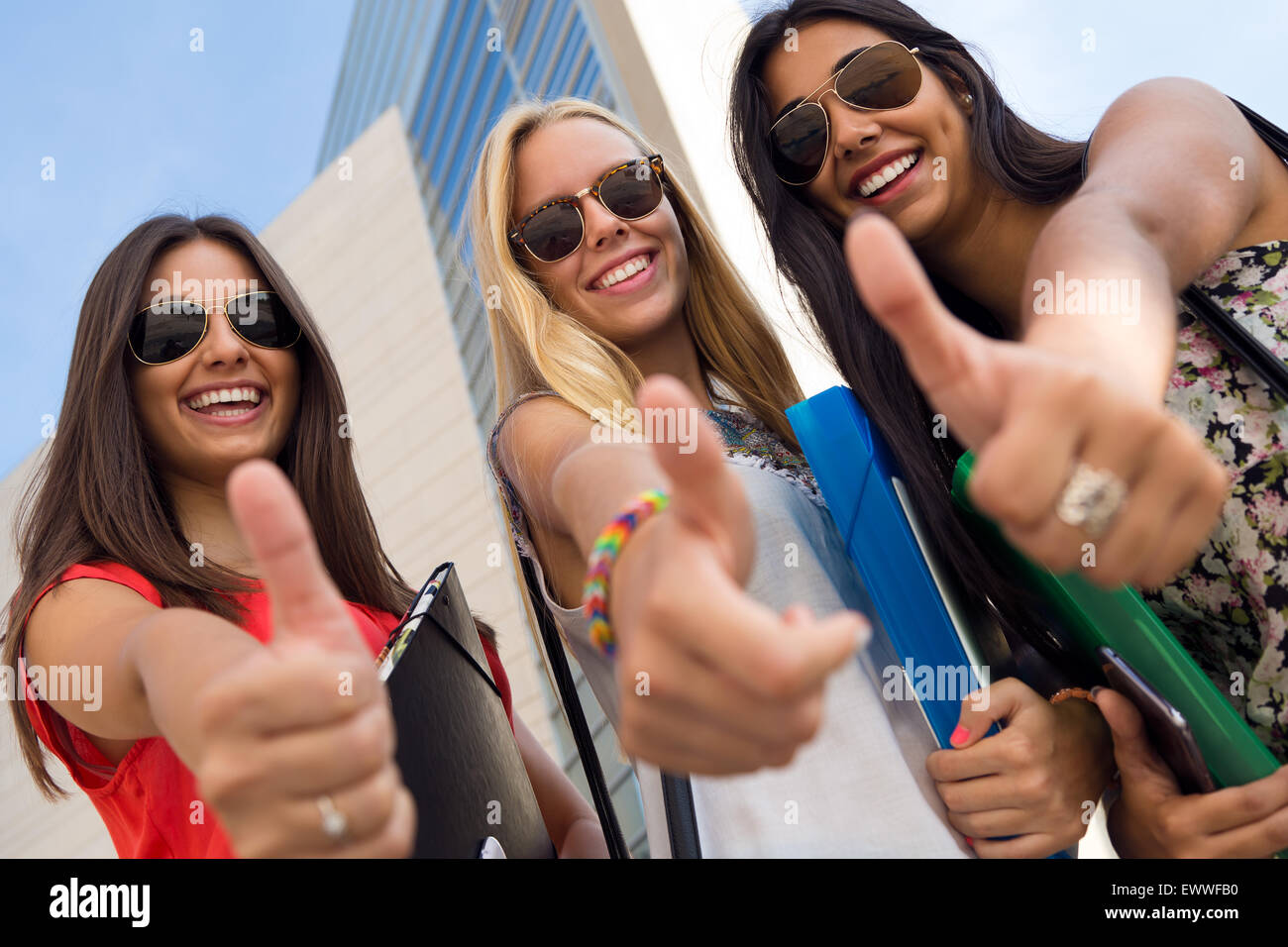 Porträt der hübsche Studentin Mädchen, die Spaß am campus Stockfoto