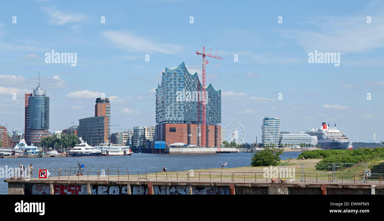 Elbphilharmonie, Marco-Polo-Tower, Unilever-Haus und Cruise ship ´Queen Mary Winkel2, HafenCity, Hamburg, Deutschland Stockfoto