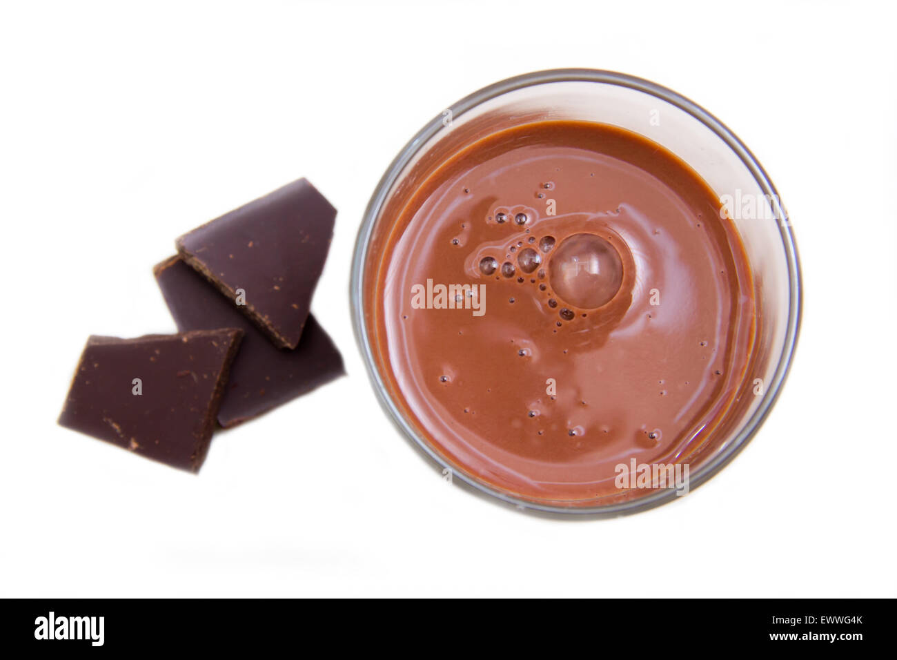 Glas mit Kakao Getränk auf einem weißen Hintergrund von oben gesehen Stockfoto
