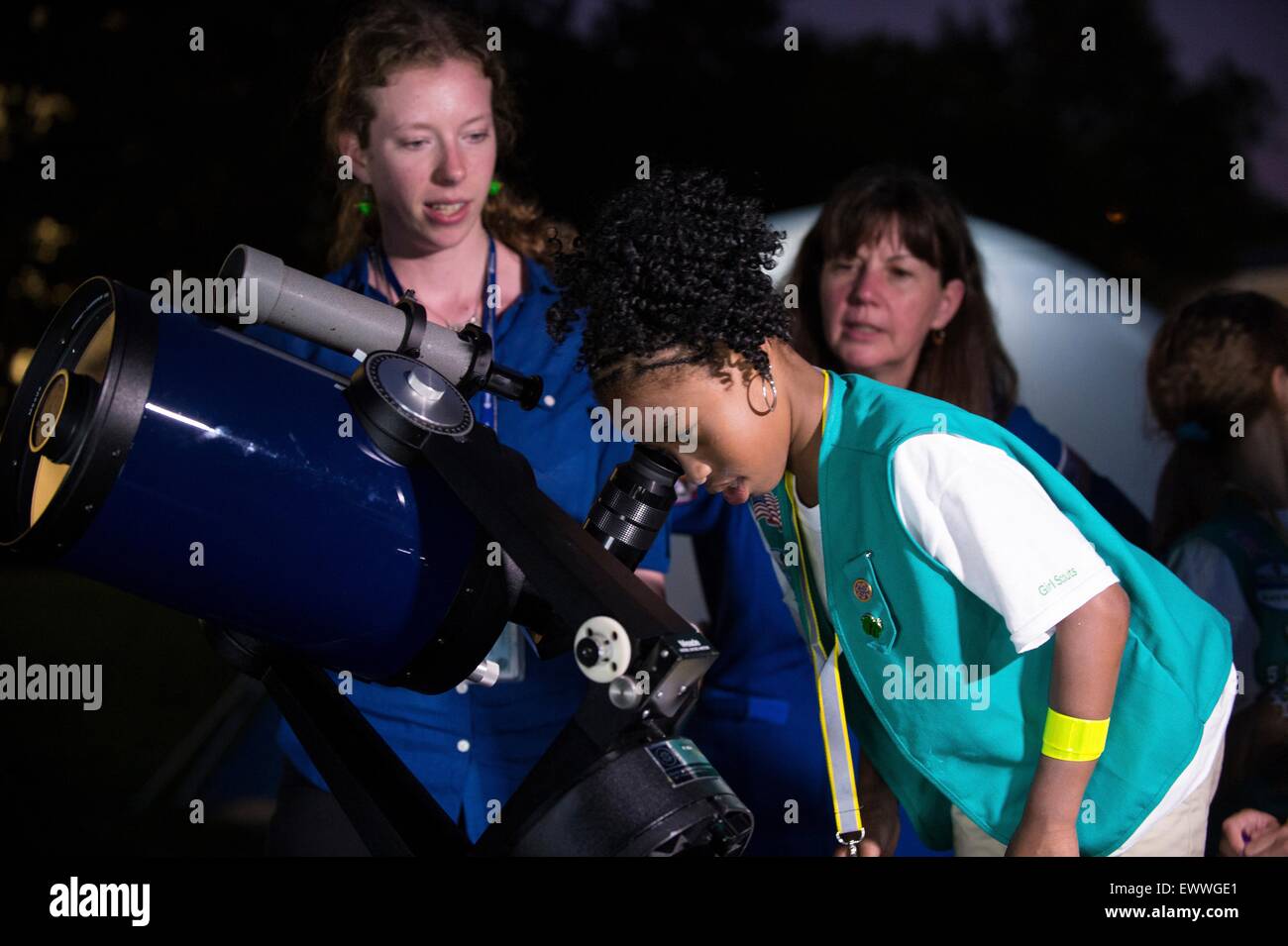 Wissenschaftlerin Allison Evans und NASA-Astronaut Cady Coleman unterstützen eine Pfadfinderin mit Sternenhimmel während der allerersten weiße Haus Feldlagers mit fünfzig-vierten Klasse Mädchen als Bestandteil der gehen! Außen-Initiative auf dem South Lawn des weißen Hauses 30. Juni 2015 in Washington, DC. Stockfoto