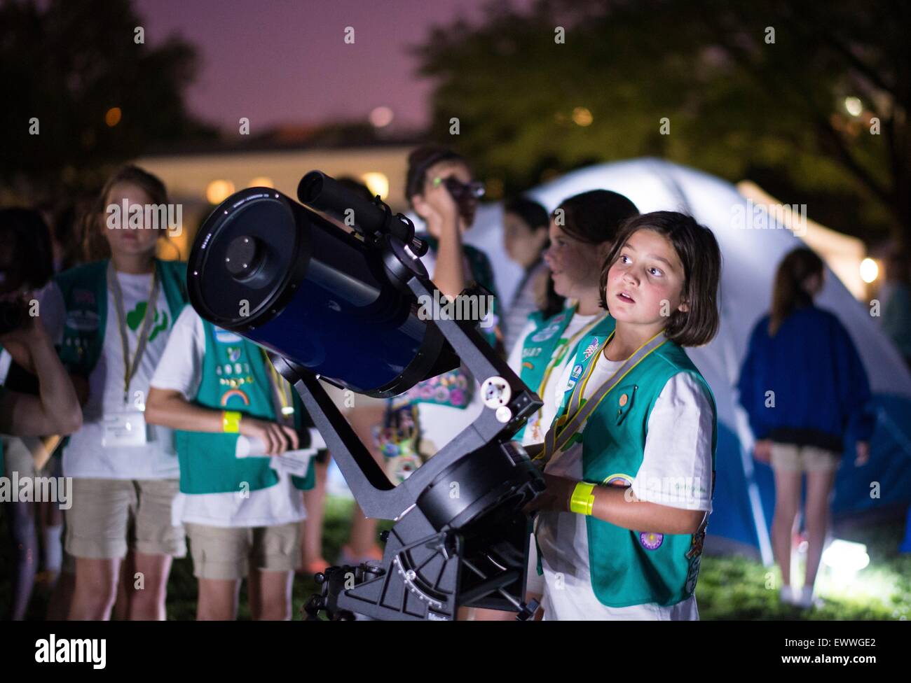 Eine Gruppe von Pfadfinderinnen warten ihrerseits Jupiter als Bestandteil der gehen wir durch ein Teleskop während Sternenhimmel an die erste weiße Haus Feldlagers mit fünfzig-vierten Klasse Mädchen anzeigen! Außen-Initiative auf dem South Lawn des weißen Hauses 30. Juni 2015 in Washington, DC. Stockfoto