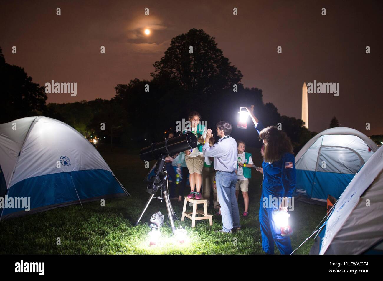 NASA-Wissenschaftler Joseph Novotko hilft Girl Scouts mit Sternenhimmel, wie Astronaut Cady Coleman Laterne während der allerersten weiße Haus Feldlagers mit fünfzig-vierten Klasse Mädchen als Bestandteil der gehen hält! Außen-Initiative auf dem South Lawn des weißen Hauses 30. Juni 2015 in Washington, DC. Stockfoto
