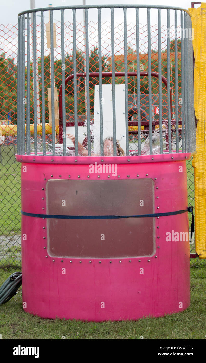 Ontario, Kanada. 1. Juli 2015. Ein junges Mädchen landet im Dunk Tank bei den Kanada-Feierlichkeiten in Cannington, Ontario Juli 1/2015 Credit: Jill Morgan/Alamy Live News Stockfoto
