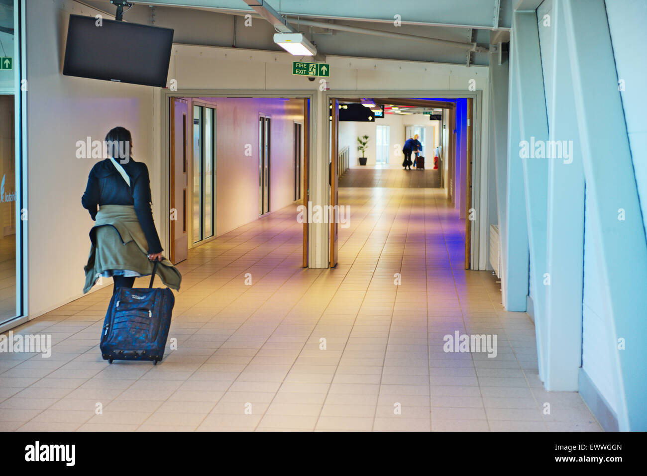 Passagier ziehen Koffer langen Korridor der Flughafen Bristol Stockfoto
