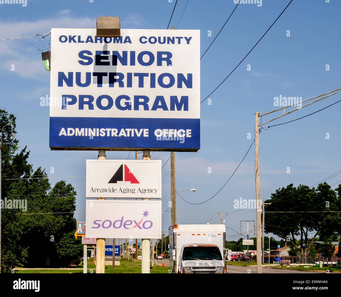 Ein Polschild, das ältere Menschen mit Ernährungsunsicherheit in Oklahoma County Senior Nutrition Program in Oklahoma City, Oklahoma, USA, bewirbt. Stockfoto