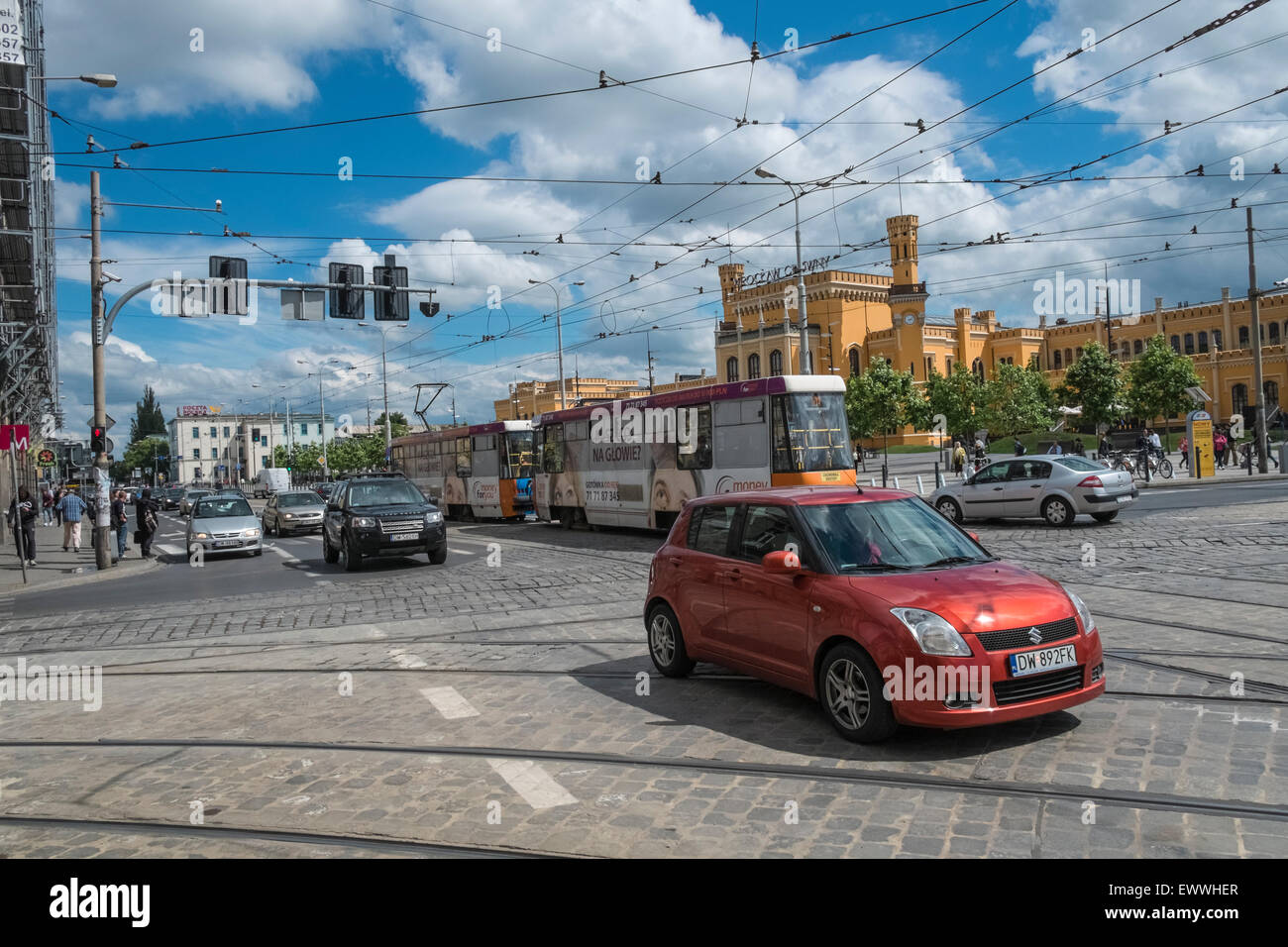 Eine belebte Kreuzung des Straßenverkehrs in der Nähe von Wroclaw Bahnhof, Wroclaw/Breslau, Polen. Stockfoto