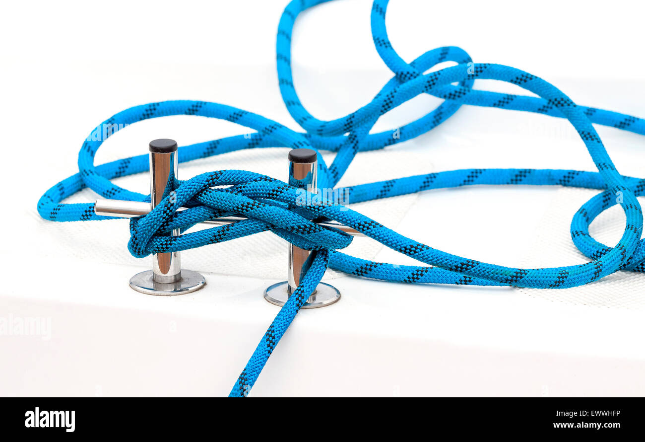 Yacht-Poller (Bitt) mit blauen verworrenen Seil auf einem Deck, Konzept-Bild. Stockfoto
