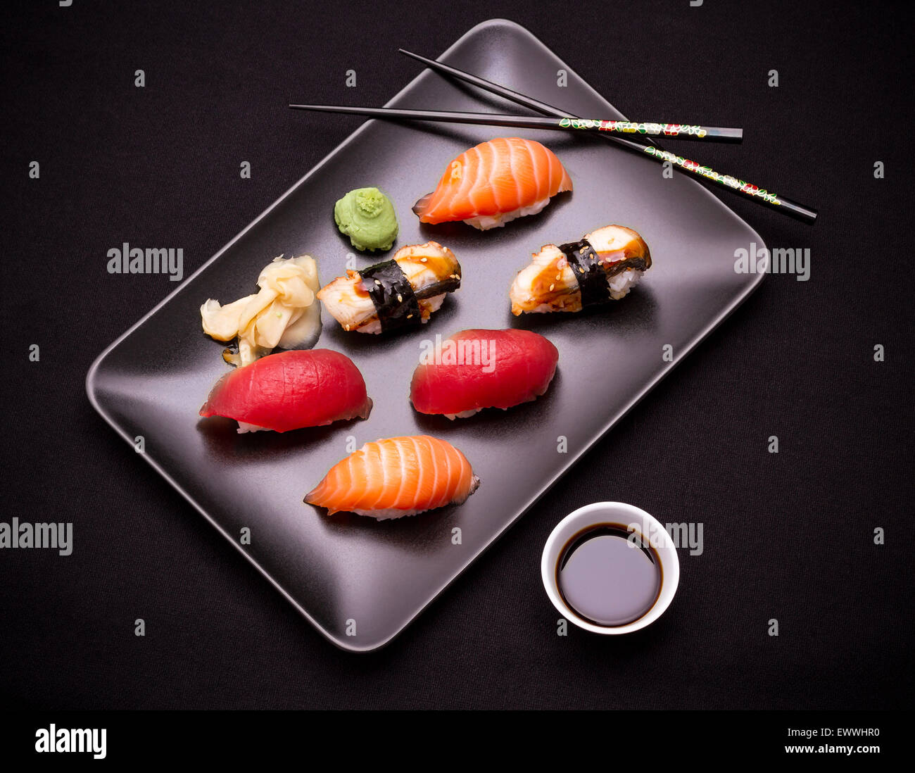 Aal, Lachs und Thunfisch Sushi mit Stäbchen, Ansicht von oben Stockfoto