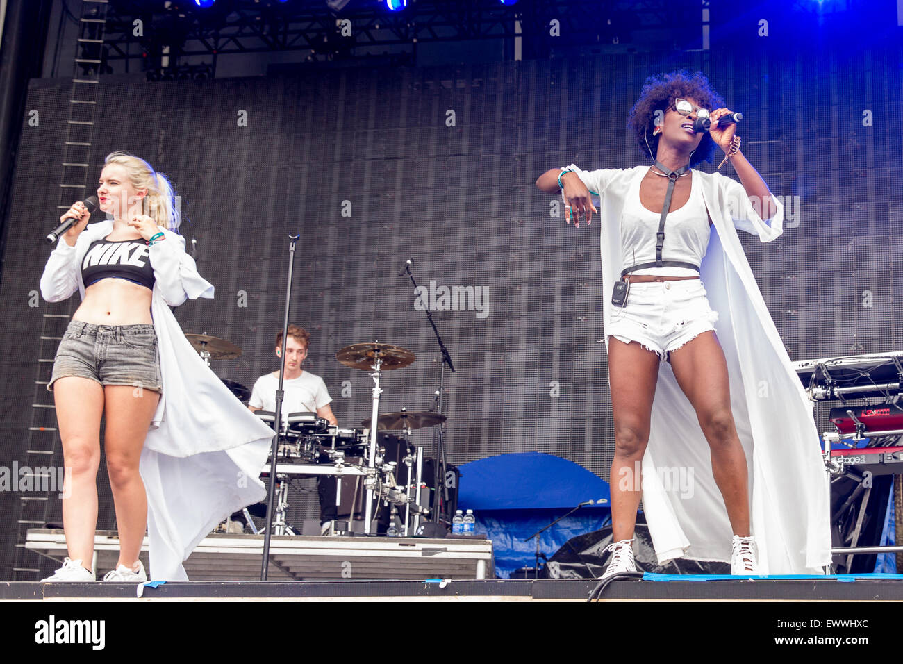Dover, Deleware, USA. 19. Juni 2015. GRACE CHATTO (L), LUKE PATTERSON und ELISABETH TROY (R) der sauberen Bandit führt live auf der Bühne in der Firefly-Musik-Festival in Dover, Delaware © Daniel DeSlover/ZUMA Draht/Alamy Live News Stockfoto