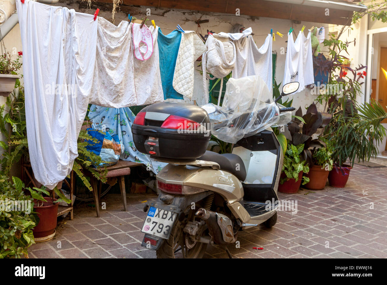 Straße, Chania, Kreta, Griechenland, Europa. Kleidung trocknen Wäsche auf der Wäscheleine trocknen Kleidung Stockfoto