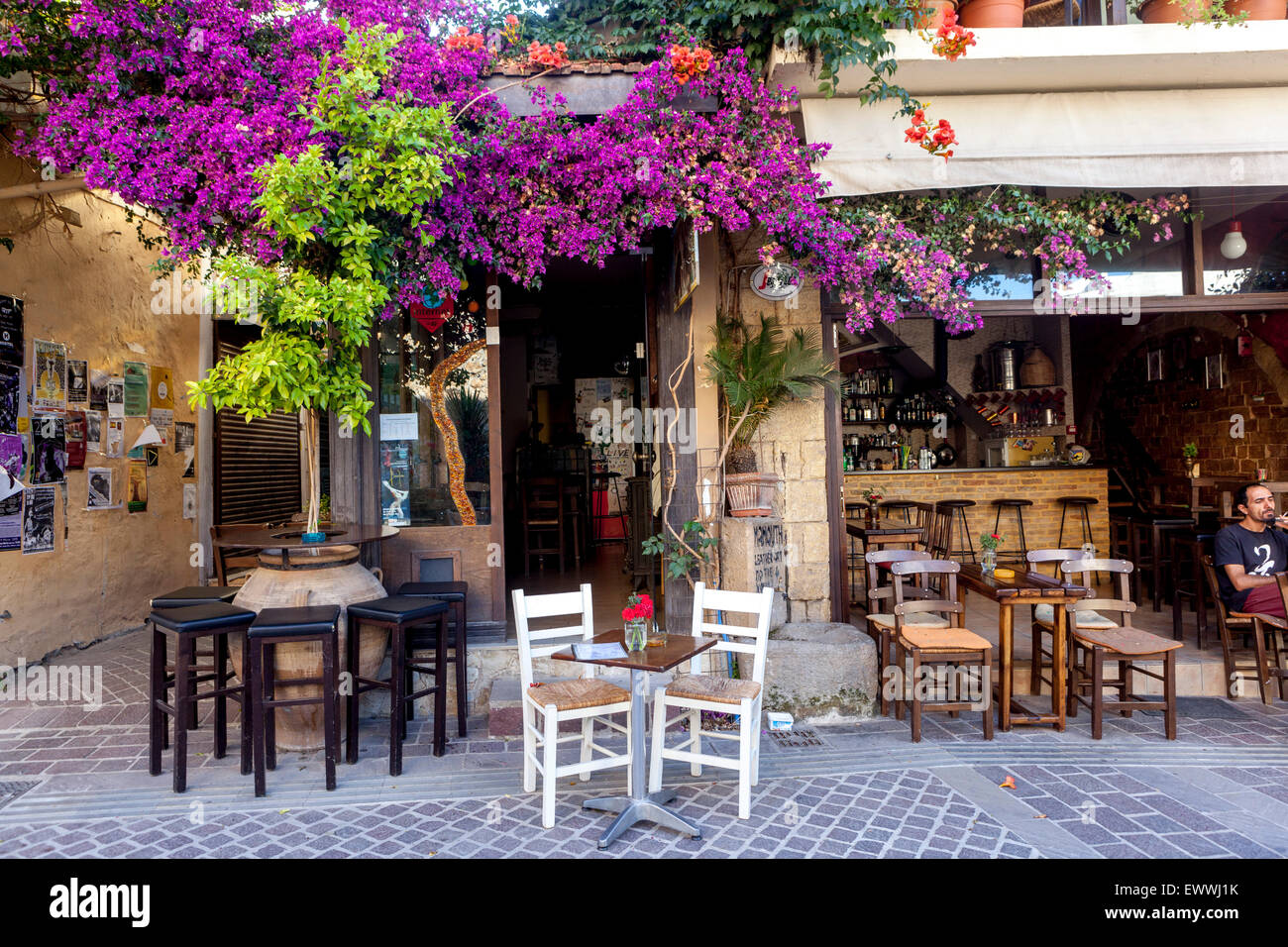 Kreta Chania Bar Kreta Cafe unter Blumen, Chania Altstadt Straße Kreta Griechenland Bougainvillea Magenta Stockfoto