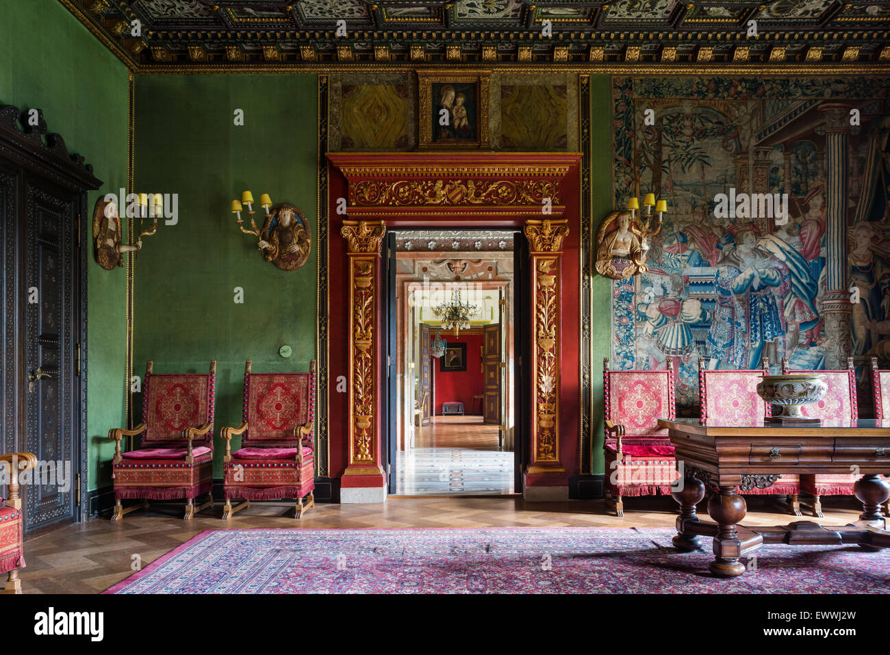Blick durch eine Reihe von Galerien / Zimmer in einem herrschaftlichen Haus mit Parkett, antiken, Wandteppiche und vergoldetem Stuck Stockfoto