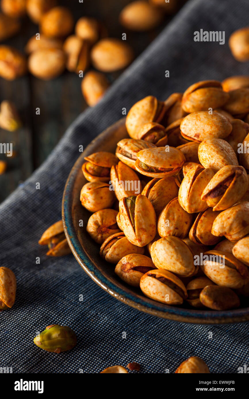 Würzige Barbecue Chipotle Pistazien in einer Schüssel Stockfoto