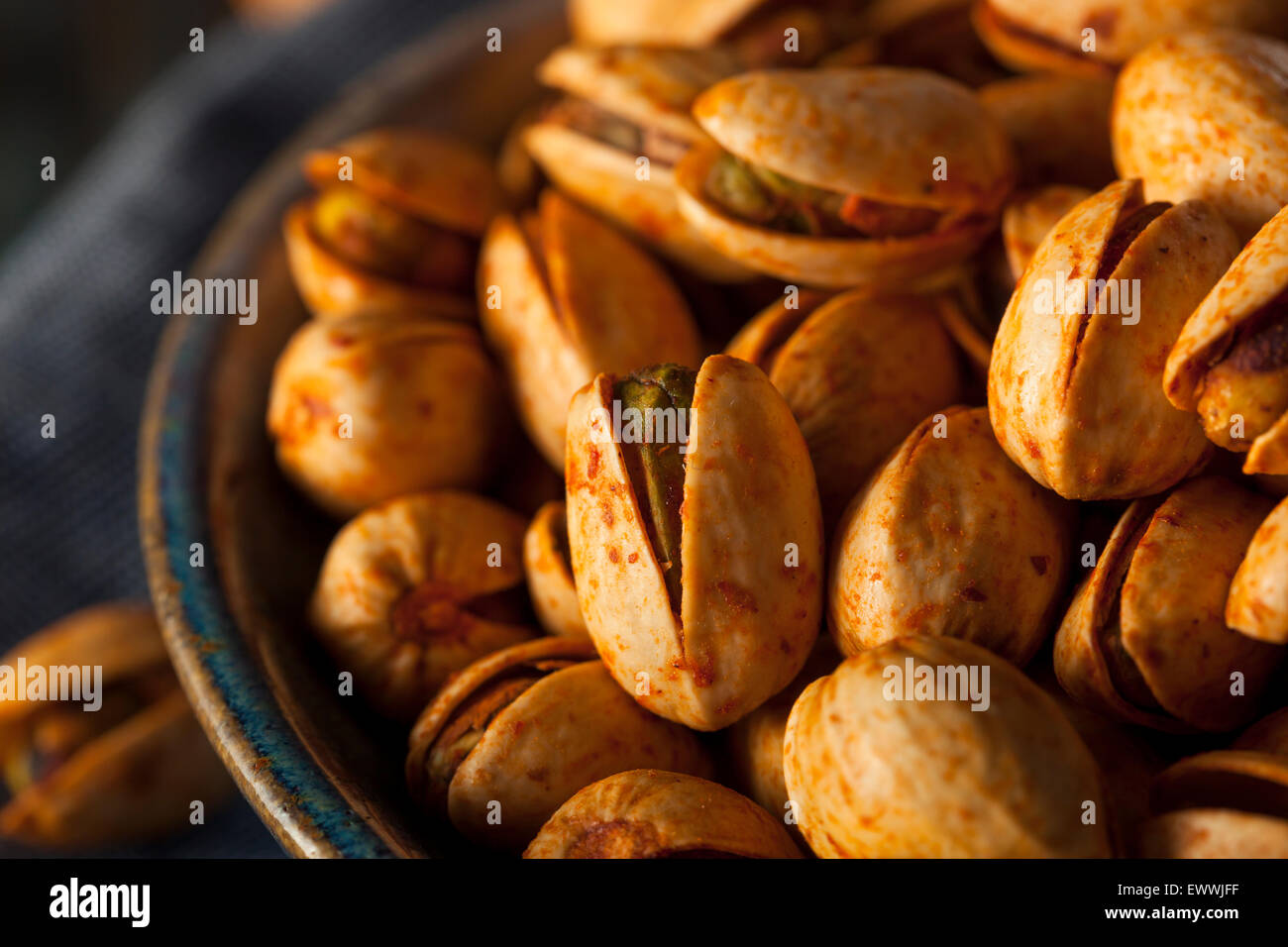 Würzige Barbecue Chipotle Pistazien in einer Schüssel Stockfoto